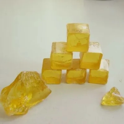 Résine à base de gomme de pin jauneâtre et transparente en vrac