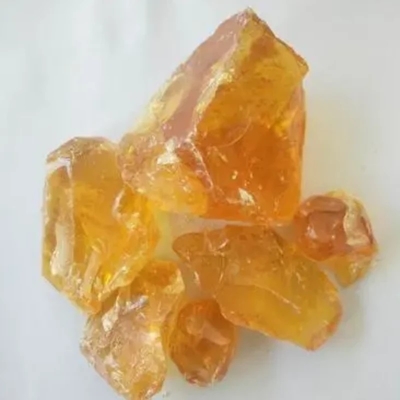 Résine à base de gomme de pin jauneâtre et transparente en vrac