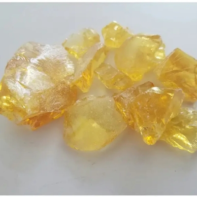 Résine à base de gomme de pin jauneâtre et transparente en vrac