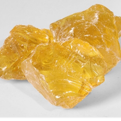 Résine à base de gomme de pin jauneâtre et transparente en vrac
