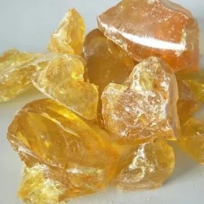 Résine à base de gomme de pin jauneâtre et transparente en vrac