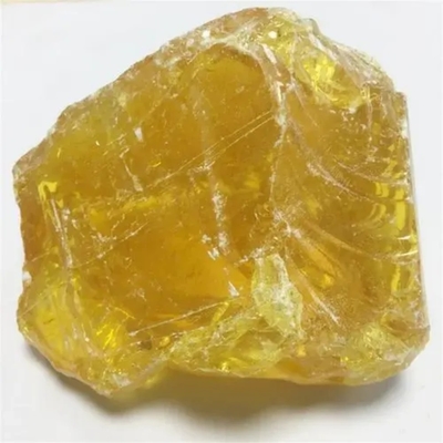 Résine à base de gomme de pin jauneâtre et transparente en vrac