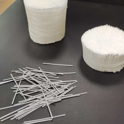 Les macrofibres synthétiques enveloppées dans de l'eau sont utilisées dans les mines et l'hydraulique